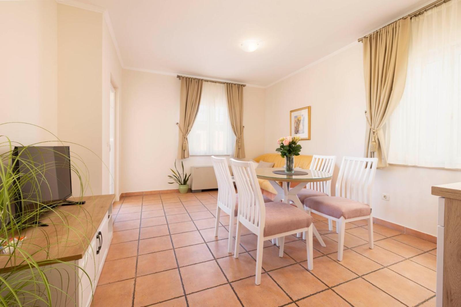 Aparthotel Villa Mozart Podgora Luaran gambar