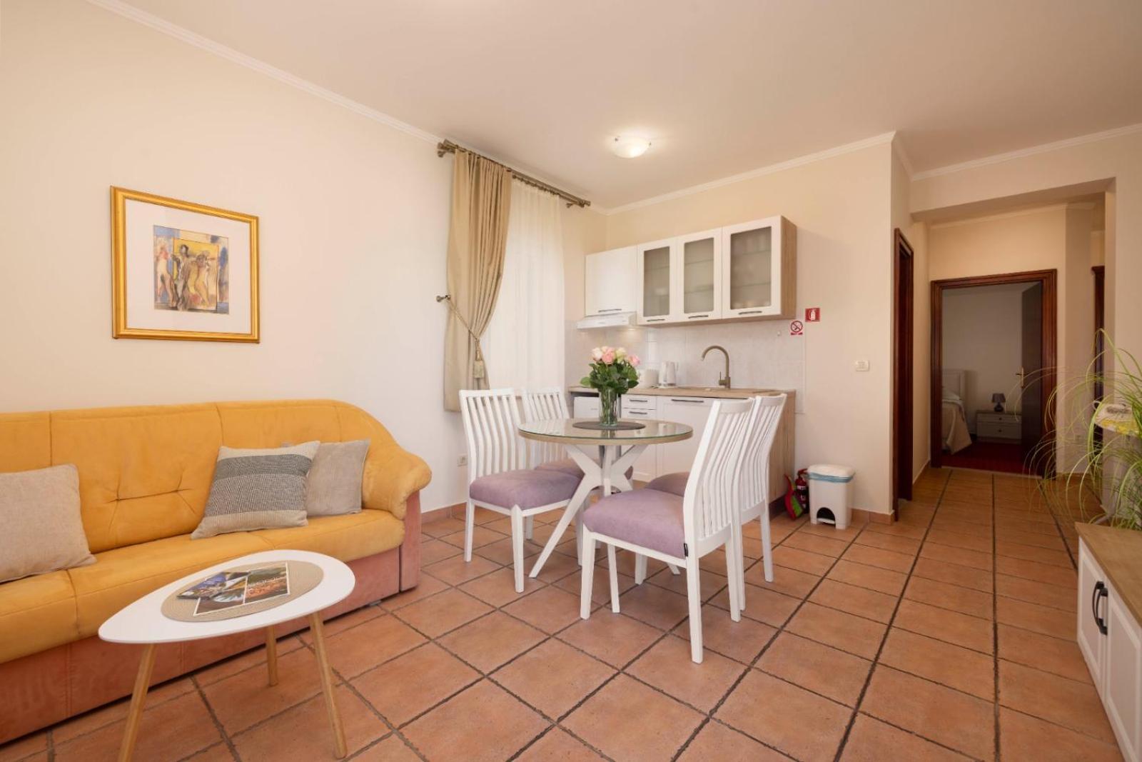 Aparthotel Villa Mozart Podgora Luaran gambar