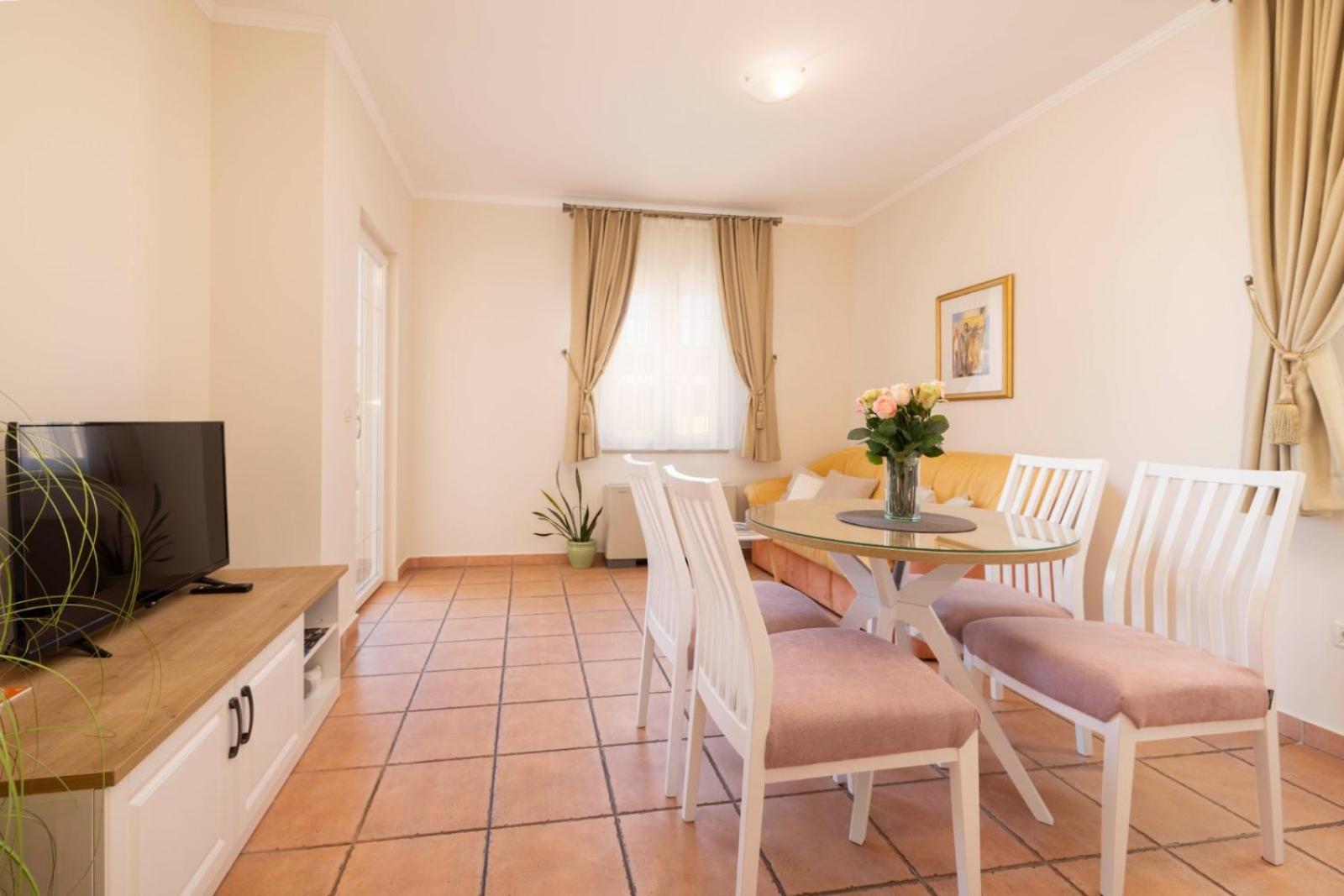 Aparthotel Villa Mozart Podgora Luaran gambar