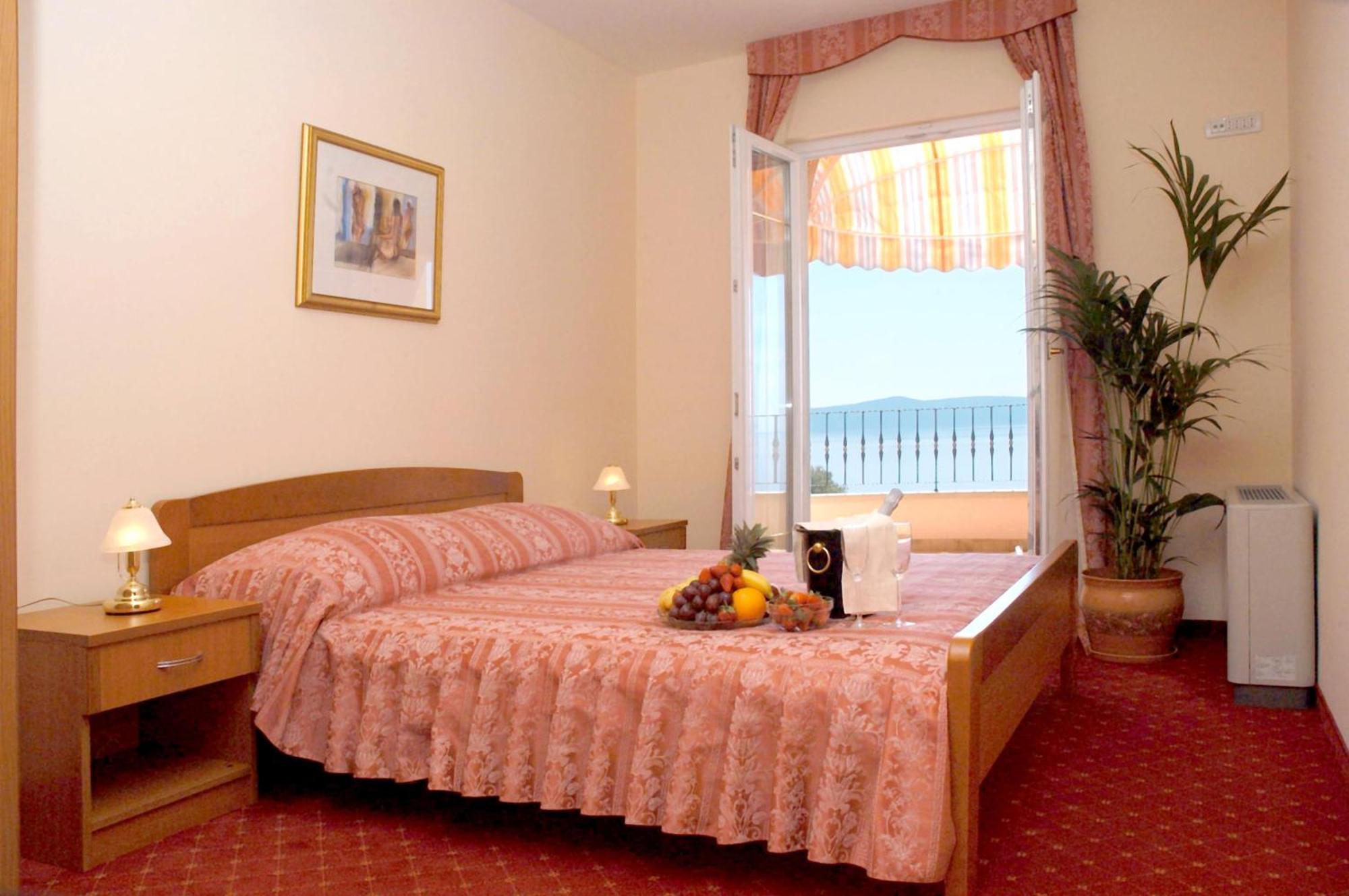 Aparthotel Villa Mozart Podgora Luaran gambar