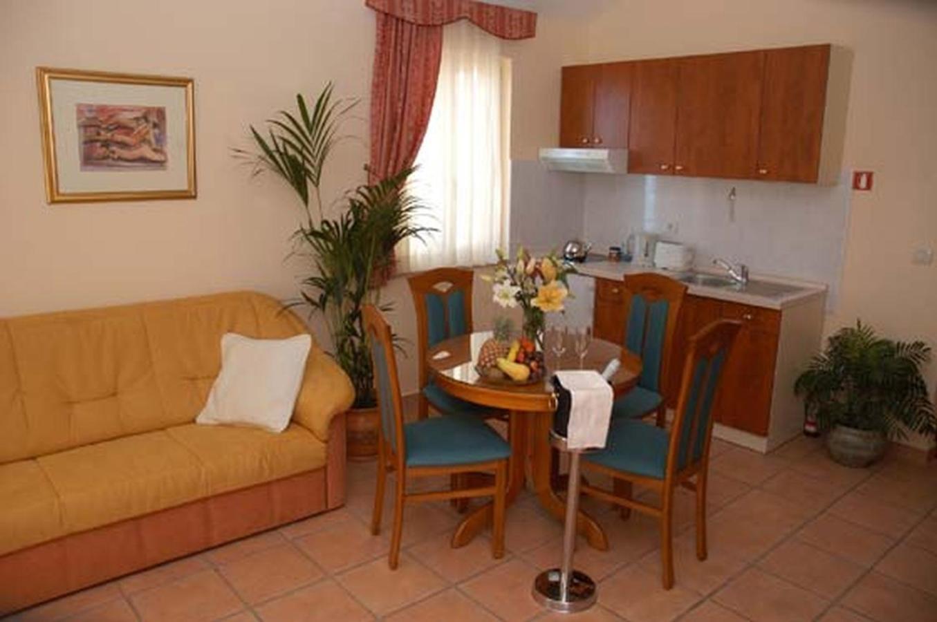 Aparthotel Villa Mozart Podgora Luaran gambar